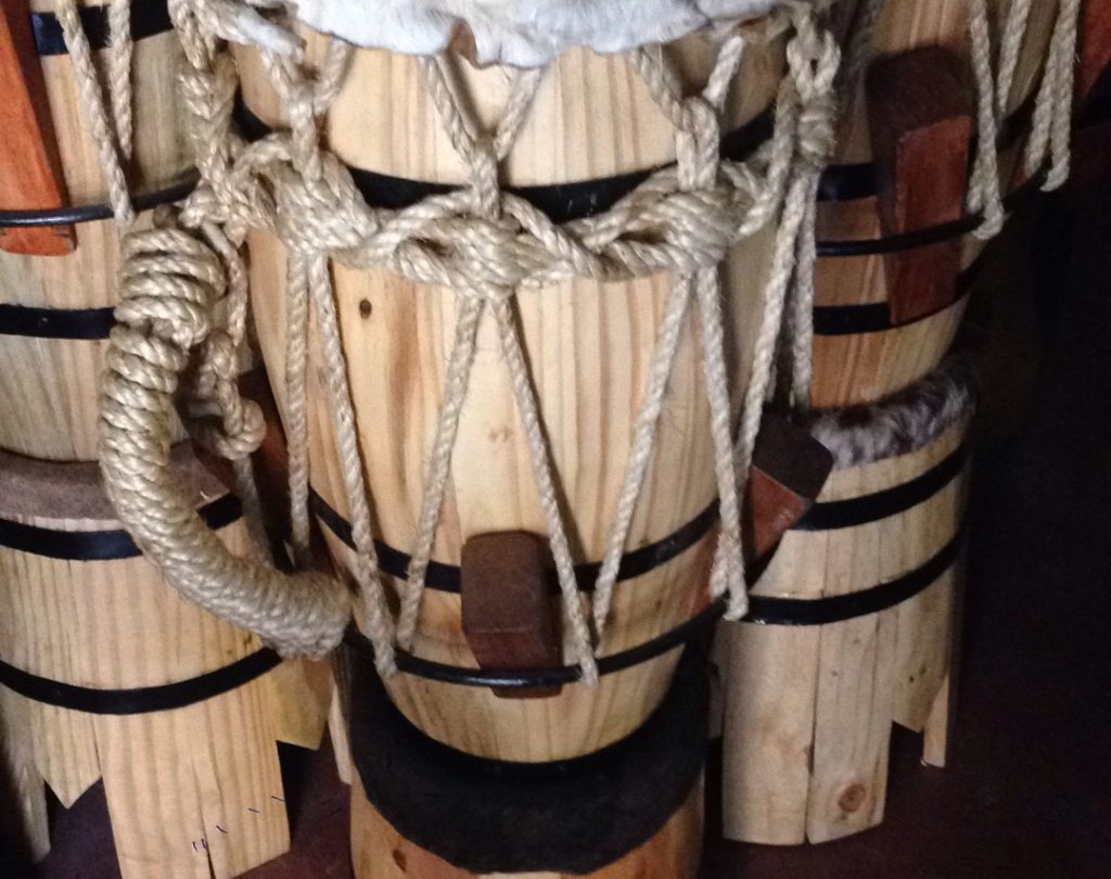 Atabaque de 90cm Feito de Madeira de Pinho