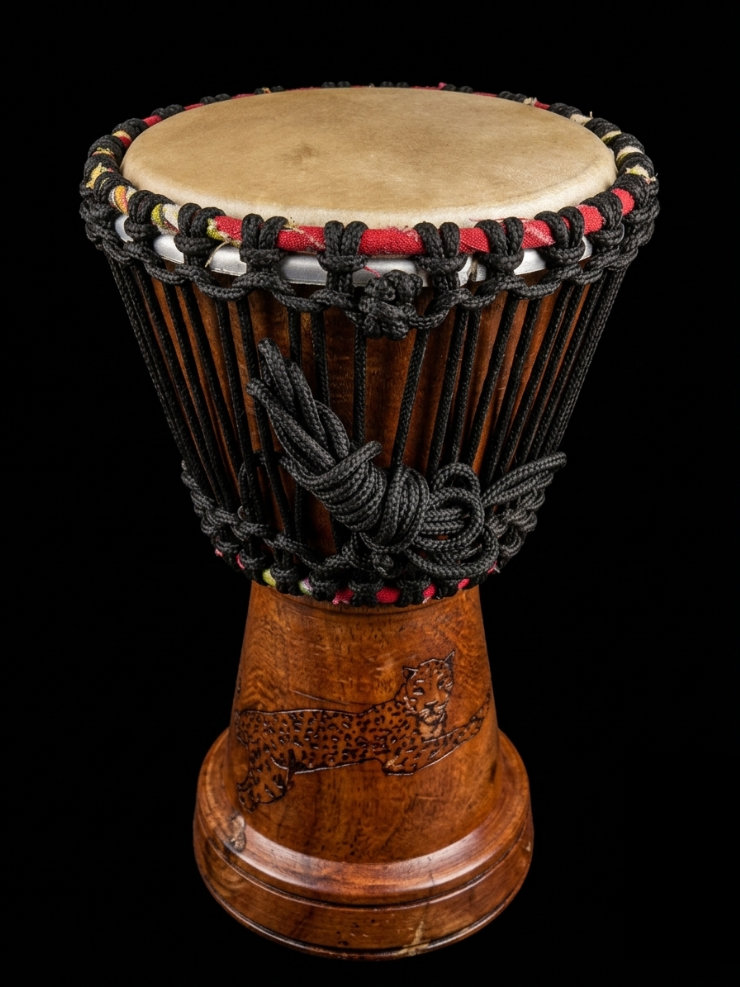 Djembe 6 onça descansando